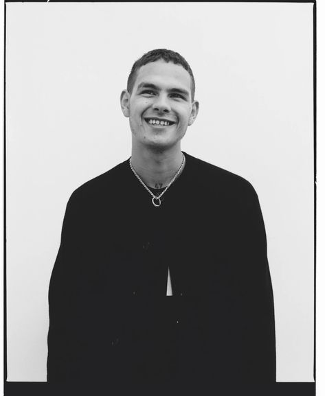 How Slowthai became Britain’s most subversive crossover act - i-D John Lennon And Yoko, Famous Photos, Annie Leibovitz, Fashion Culture, Training Tops, Youth Culture, Photography Poses For Men, Studio Shoot, Poses For Men