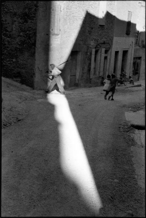 Louis Daguerre, Andre Kertesz, Walker Evans, Edward Weston, Martin Parr, Robert Doisneau, Henri Cartier Bresson, Black And White Photograph, Richard Avedon