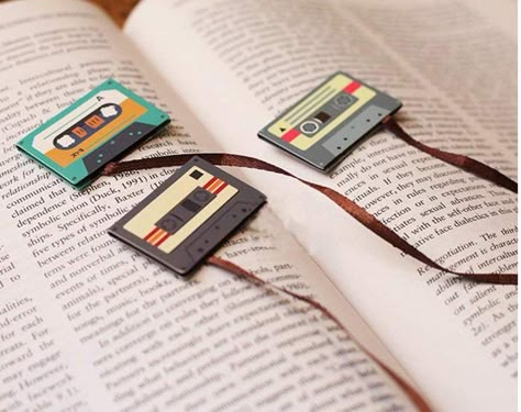 Retro Gifts Ideas, Crafts For Readers, Diy For Book Lovers, Retro Bookmark, Music Bookmarks, Cute Bookmark Ideas, Book Mark Ideas, Retro Gift Ideas, Cool Bookmarks