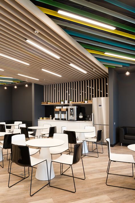 Cafe In Office Interior Design, Workplace Ceiling Design, Dark Office Ceiling, Cafe Kitchen Design, Office Cafeteria Design, Office Ceiling Design, Office Cafeteria, Cafeteria Design, Kitchen Ceiling Design