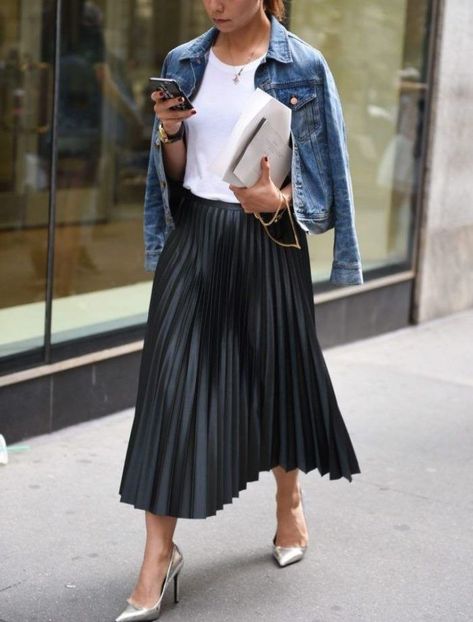 Pleated Skirt Outfit Ideas, Svarta Outfits, Rok Outfit, Black Skirt Outfits, Pleated Skirt Outfit, Denim Jacket Outfit, Leather Pleated Skirt, Black Pleated Skirt, Trendy Skirts