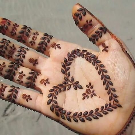 15 Pretty Heart Mehndi Designs for hands to try this year | Bling Sparkle Tattoo Ideas Female Ankle, Tattoo Sleeve Girl, Henna Palm, Girls With Sleeve Tattoos, Herz Tattoo, Bridal Mehendi Designs Hands, Beautiful Henna Designs, Mehndi Design Photos, Mehndi Designs Book