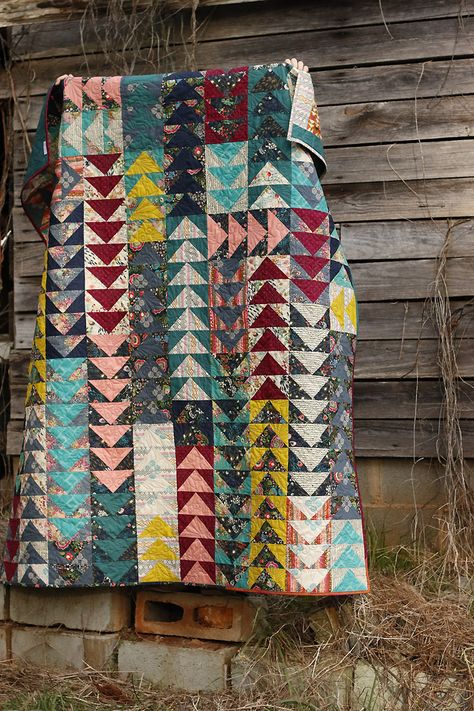 Flying Geese Quilt by Rachel of Stitched in Color Modern Traditional Quilt Patterns, Quilt Flying Geese, Urban Quilting, Geese Quilt, Southwest Colors, Flying Geese Quilt, Quilt Modernen, Quilt Care, Pretty Quilt