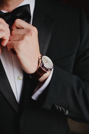 Men's watch detail on groom getting ready on wedding day. #groom #groomsmen #watches #gentleman #wedding Groom Watch, Pose Pengantin, Taupe Bridesmaid, Groomsmen Watches, Wedding Photography Checklist, Groom Photoshoot, Wedding Details Photography, Ring Man, Getting Ready Wedding