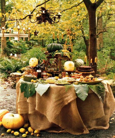 I love the hints of green in this, too. Kind of a raw coffee bean green? Tablescapes Thanksgiving, Thanksgiving Dining Table, Thanksgiving Dining, Christmas Tables, Nature Party, Burlap Tablecloth, Autumn Dining, Fall Tablescapes, Setting Ideas