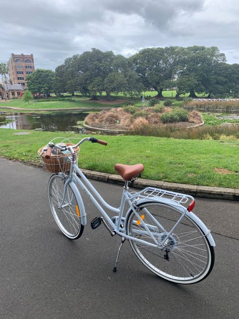 Blue Bike With Basket, Bike With Basket Aesthetic, Cute Bicycles, Cruiser Bike Aesthetic, Sepeda Aesthetic, Beach Bike Aesthetic, Cute Bikes, Aesthetic Bicycle, Beach Cruiser Bikes Women