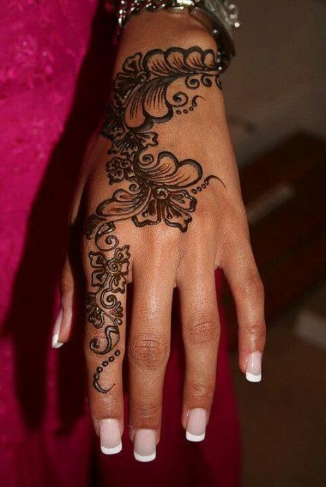 Permanent henna tattoo...AWESOME! Unique Hand Tattoos, Henne Tattoo, Cute Henna Tattoos, Henna Style Tattoos, Henna Inspired Tattoos, Cute Henna, Henna Tattoo Designs Hand, Tattoo Henna, Henna Style