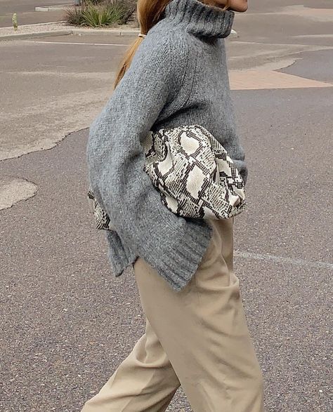 Snake Skin Bag Outfit, Snake Bag, Tiny Bag, Snake Skin Bag, Bag Outfit, Military Style Jackets, Big Bag, Street Style Trends, Bag Trends