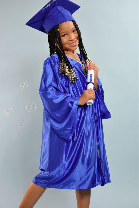 Kindergarten Graduation Photography Diy Kindergarten Graduation Pictures, Graduation Hairstyles Braids, Graduation Hairstyles For Kids, Preschool Photoshoot, Kindergarten Graduation Photoshoot, Kindergarten Graduation Pictures, Cute Cornrows, Styles For Black Hair, Black Hair Short