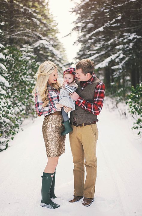 Oh my goodness. Cutest family ever! Their outfits are so spot on.  Great outfit… Christmas Card Outfits, Christmas Outfits For Family Pictures, Christmas Tree Farm Pictures, Holiday Photos Outfits, Family Christmas Pictures Outfits, Christmas Photos Outfits, Family Photo Outfits Winter, Photo Bb, Christmas Pictures Outfits