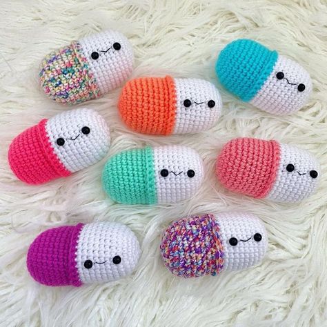 Crocheted Stuffed Animals, Easy Crochet Animals, Crochet Keychain Pattern, Crochet Design Pattern, Chill Pill, Kawaii Crochet, Beginner Crochet Projects, Crochet Cross, Fun Crochet Projects