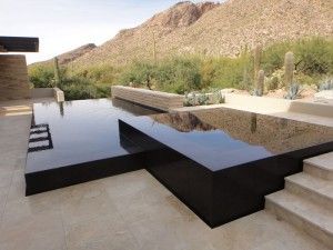 Pool and spa with vanishing edge and black granite tile  #negativeedge #vanishingedge #modernpool Modern Hot Tubs, Vanishing Edge Pool, Piscina Rectangular, Kleiner Pool Design, Moderne Pools, Hot Tub Designs, Geometric Pool, Infinity Pools, Luxury Swimming Pools