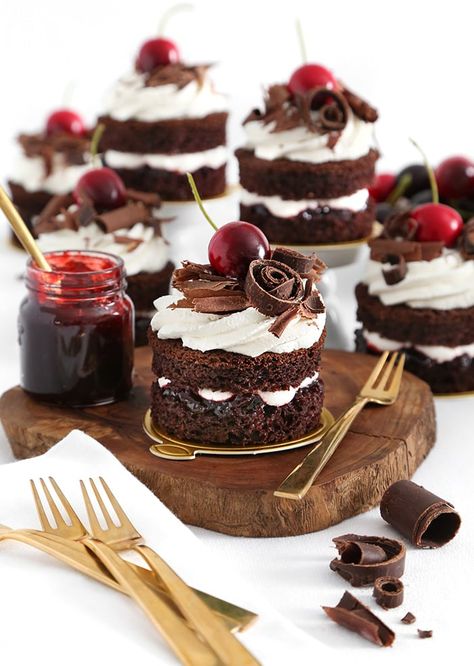 Individual Black Forest Cake, Black Forest Cake Mini, Mini Chocolate Cakes Ideas, Black Forest Mini Cakes, Mini Black Forest Cake Recipe, Mini Apple Strudel Recipe, Mini Black Forest Cake, Cherry Cakes, German Party