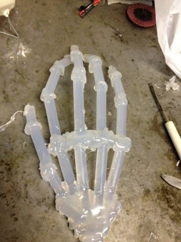 Hot glue stick skeleton hand. Then how about spraying it with some glow in the dark paint. Diy Skeleton Hand, Hot Glue Ideas, Strašidelný Halloween, Diy Skeleton, Läskig Halloween, Cheap Diy Halloween Decorations, Halloween Fest, Halloween Props Diy, Adornos Halloween