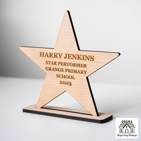 ✔️Stunning wooden star award trophy available in 2 sizes. ✔️Please send your logo via a message. ✔️Made from high quality wood finished with a metallic laminate plaque. ✔️Small trophy measures 130mm in width and large is 160mm. ✔️Every trophy is made to order. 🔴DISCOUNT ON BULK ORDERS🔴 Wooden Trophy Design, Award Trophy Design, Homemade Trophies, Diy Medal, Diy Plaque, Wood Trophy, Trophy Craft, Trophy Diy, Wooden Trophy