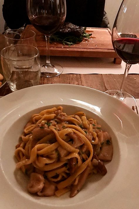 Pasta And Wine Instagram Story, Pasta And Wine Aesthetic, Dinner Out Aesthetic, Dinner Story Instagram, Aethstetic Food, Dinner Instagram Story, Pasta With Wine, Food With Wine, Red Wine Pasta