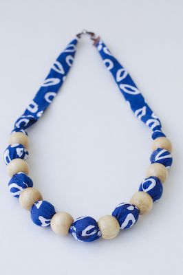 Bubbly Blue Necklace  Batik Indonesia Diy Fabric Jewelry Necklaces, Jewelry Ideas Necklace, Diy Jewelry Ideas, Diy Fabric Jewellery, Jewelry Fabric, Fabric Jewellery, African Necklace, Fabric Earrings, Fiber Jewelry