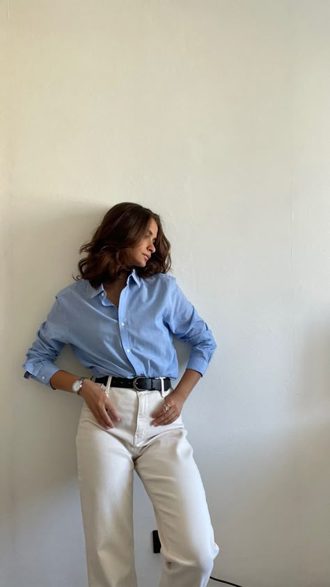 Blue Shirt Old Money Outfit, Blue Shirt White Pants Outfit Woman, Old Money Blue Shirt, Light Blue Shirt Women Outfit, Blue And White Shirt Outfit, Outfit Dia, Dark Blue Jeans Outfit, Pose Man, Office Photoshoot