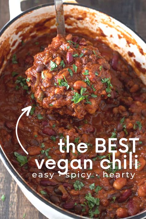 This super flavorful, meaty, vegan chili is Beyond delicious and satisfying. Easy to make in just one pot and gf! Serve with chips or buns on Game Day! Vegan Chili Recipe With Beyond Meat, Spicy Vegan Chili, Beyond Beef Chili, Vegan Chili Recipes, Vegan Chilli Con Carne, Meatless Chili Recipe, Vegan Chilli Recipe, Vegan Weeknight Meals, Spicy Chili Sauce