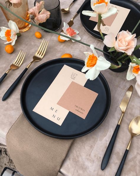 Wedding Table Menus, Tafel Decor, Simple Elegant Wedding, Wedding Table Settings, Wedding Tablescapes, Black Plates, Reception Table, Deco Table, Menu Cards