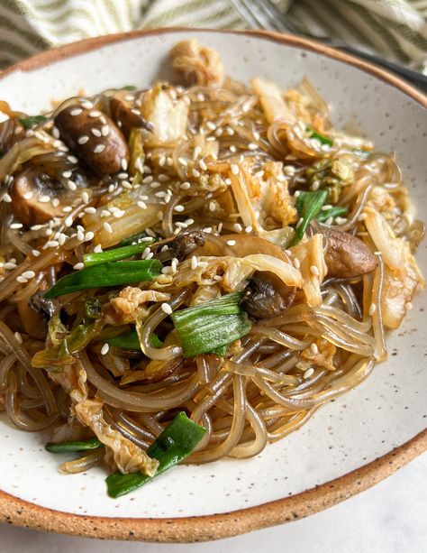 Cabbage Mushroom, Cabbage And Mushrooms, Stir Fry Glass Noodles, Napa Cabbage Recipes, Glass Noodles Recipe, Fried Noodles Recipe, Cabbage And Noodles, Potato Noodles, Broiled Chicken