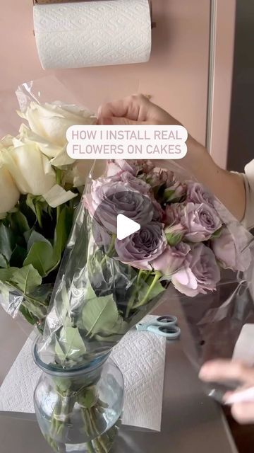 Candis Spivey on Instagram: "Here’s how I prep my blooms for food safety! Roses are naturally non-toxic which is why they’re my favorite flowers to use on cakes. If I need to double up on food safety measures with a specific flower, I’ll also dunk the stem in candy melts before installing and make sure it doesn’t actually touch the cake.
.
.
.
#cakeartist #cakeflowers #flowerstagram #cakedecorating #cakedesign #cakeart #weddingcake #weddingcakes #wedding #weddingtips #cakes #cakedecorator #cakecakecake #cakestyle" Cakes With Natural Flowers, Diy Flower Cake Topper, How To Place Flowers On A Cake, Diy Wedding Cake Flowers, How To Put Real Flowers On Cake, Easy Cake Flowers, How To Put Flowers On A Cake, Real Flowers On Wedding Cake, Sheet Cake With Real Flowers