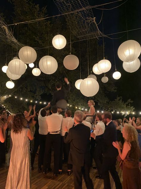 Elopement Ideas Receptions, Wedding Garden Decoration Outdoor Spaces, House Wedding Party, Outdoor Prom Decorations, Wedding Hanging Lights Indoor, Lighting For Outdoor Wedding, Outdoor Wedding At Night, Cheap But Elegant Wedding Ideas, Indoor Wedding Dinner