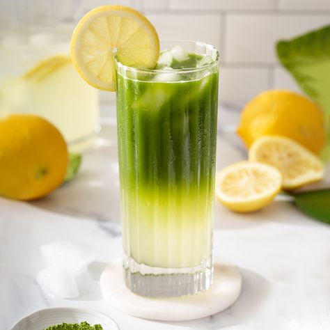 Acne Juice, Matcha Lemonade Recipe, Drink Hacks, Matcha Cocktail, Matcha Drink Recipes, Matcha Drinks, What Is Matcha, Matcha Lemonade, Mango Green Tea