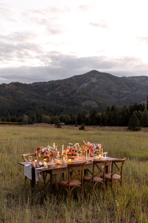 LOCATION: SUN VALLEY, IDAHO  Melanie Dunn Photo captured the rustic-elegance of a styled shoot in Sun Valley, Idaho, featuring a romantic table set amidst a picturesque meadow. The stunning bride, adorned in a dress from Manor House Bridal Shop, added a touch of grace to the rustic charm, offering wedding inspiration for couples seeking an idyllic outdoor celebration. Romantic Tent Wedding, Wedding In Field, Simple Farm Wedding, Granola Wedding, Romantic Houses, Photoshoot Boutique, Wedding Meadow, Farm Couple, Sun Valley Wedding