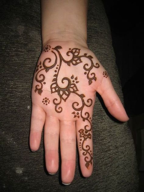 Top 111+ Simple Mehndi Designs | ShaadiSaga Henna Palm, Palm Henna Designs, Palm Henna, Cute Henna, Henna Designs For Kids, Tato Henna, Henna Ideas, Henna Tattoo Designs Hand, Simple Henna Tattoo