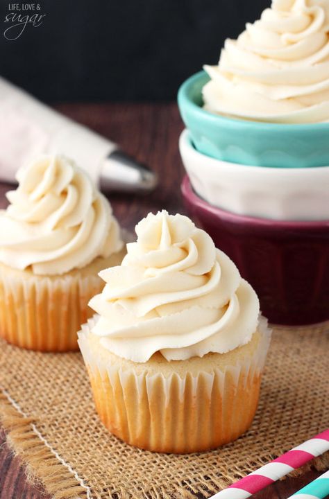 Crusting Buttercream, Vanilla Buttercream Icing, Vanilla Buttercream Frosting, Buttercream Frosting Recipe, White Frosting, Buttercream Recipe, Buttercream Icing, Vanilla Frosting, Vanilla Cupcakes