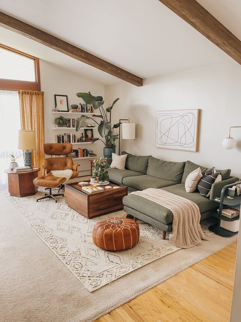 Green Couch Living Room, Earthy Living Room, Brown Living Room, Apartment Decor Inspiration, Living Room Green, Decoration Inspiration, Decor Home Living Room, Apartment Inspiration, Living Room Decor Apartment