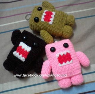 Domo Kun Doll - Free English Pattern here: http://amigurumipianosound.blogspot.com.es/2016/02/free-amigurumi-crochet-domo-pattern.html Roblox Crochet Pattern Free, Fnaf Crochet Pattern Free, Easy Crochet Stuffies, Crochet Keychain Pattern Free, Butterfly Step By Step, Small Crochet Gifts, Butterfly Tutorial, Keychain Pattern, Crochet Hack