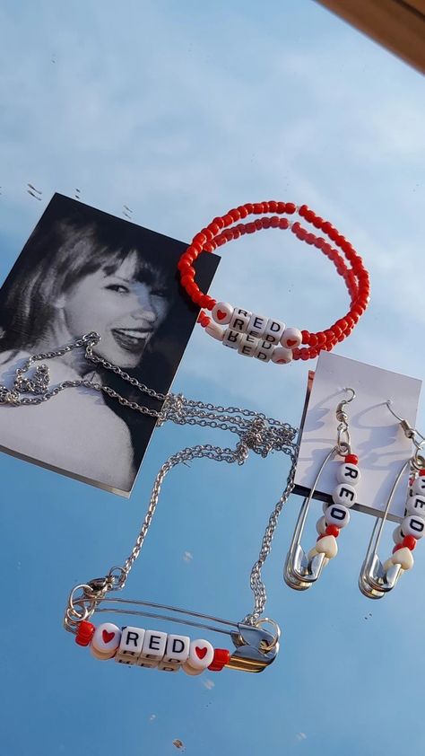 Red Taylor Swift Jewelry, Taylor Swift Red Era Jewelry, Beaded Bracelet Taylor Swift, Swiftie Beaded Bracelet, Taylor Swift Red Era Bracelets, Taylor Swift Best Friend Bracelet, Taylor Swift Beaded Jewelry, Taylor Swift Charms, Taylor Swift Earrings Diy