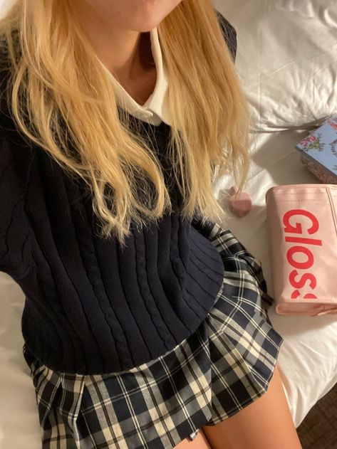 Vintage Preppy Aesthetic, Claiming 10, 6th Form Outfits, Winter Ashby, Soft Preppy, Ootd Pinterest, College Girl Outfits, Skirt Ootd, Romanticising School