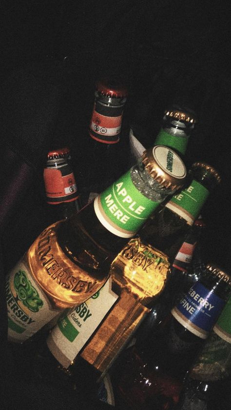 Beer Night Aesthetic, Bia Strongbow, Somersby Aesthetic, Beer With Friends Night, Beer Aesthetic Drinking Night, Illegal Aesthetic, Beers Aesthetic, Alcohol With Friends, Beer Aesthetic Drinking