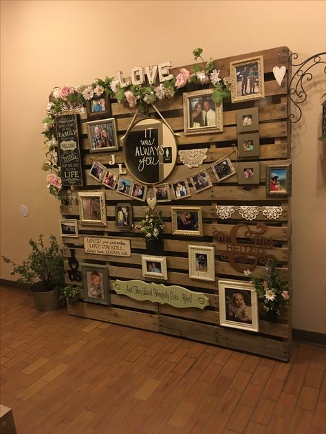 Memory Pallet For Wedding, Rustic 25th Anniversary Party Ideas, Pallet Diy Wedding, Diy Pallet Projects Wedding, Wedding Picture Wall Display Receptions, Rustic Wedding Wall Decor, Wedding Decor With Pallets, Pallet Wall For Wedding, Pallet Projects For Wedding