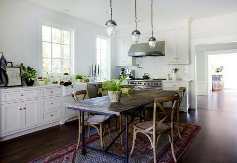 Kitchen Without Island, Cottage Kitchens, Kitchen And Dining Room, Kitchen Views, Kitchen Redo, Cottage Kitchen, Outdoor Kitchen Design, Eat In Kitchen, Breakfast Nook