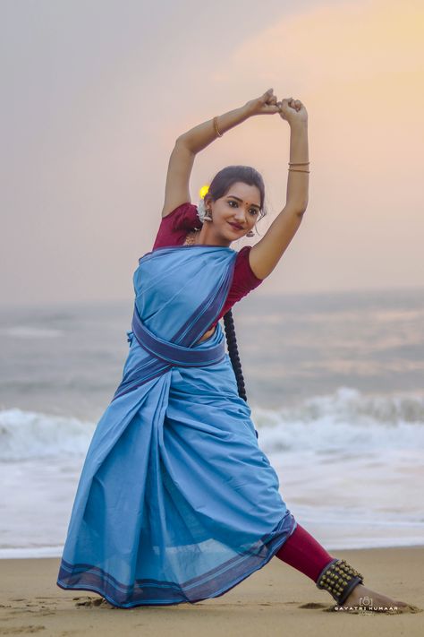 Classical Dance Poses Photography, Bharathanatyam Poses Photoshoot, Bharatham Poses, Classical Dance Poses, Bharatnatyam Poses, Bharathanatyam Dance, Indian Classical Dancer, Bharatanatyam Poses, Dance Photoshoot