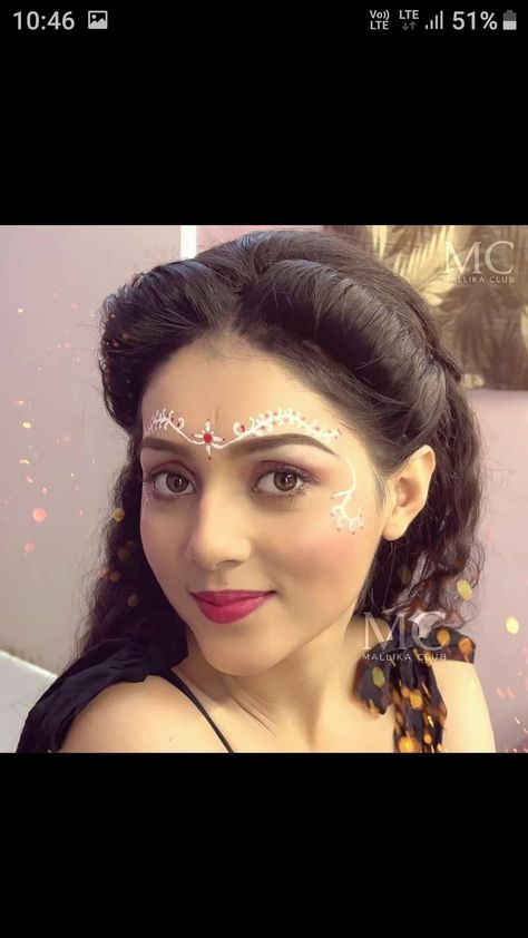 Radha Forehead Design, Radharani Makeup Look, Radha Bindi Design, Radha Eye Makeup, Gopi Dots Face Paintings, Radha Makeup Look, Radha Costume, Radha Look, Krishna Makeup