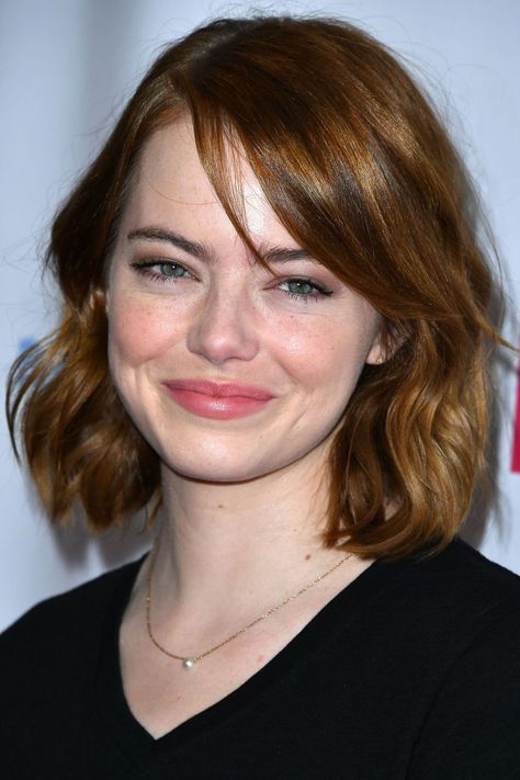 How to Grow Out Your Hair - Celebs Growing Out Short Hair Emma Stone Hair, Growing Out Hair, Beyonce Hair, Growing Out Short Hair, Haute Couture Looks, Luxy Hair, Oval Face Hairstyles, Growing Out Short Hair Styles, Short Layered Haircuts