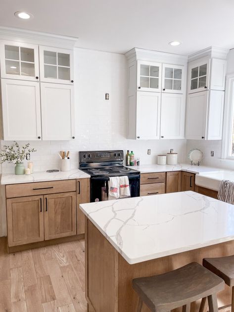 90s Kitchen, White Upper Cabinets, White Wood Kitchens, Functional Kitchen Design, Light Wood Kitchens, White Oak Kitchen, Oak Kitchen Cabinets, Wood Kitchen Cabinets, Kitchen Remodel Ideas