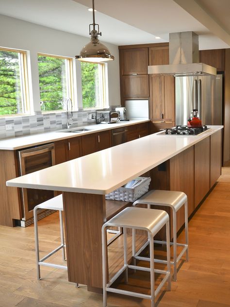 Contemporary kitchen island with seating Kitchen Island With Cooktop, Modern Kitchen Layout, Long Narrow Kitchen, Dapur Rustic, Narrow Kitchen Island, Kitchen With An Island, Elegant Layout, Model Dapur, Kitchen Island Cabinets