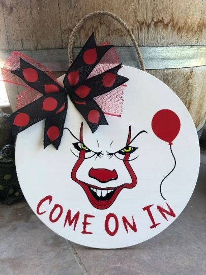 Wooden Door Decor, Pennywise Halloween, Halloween Door Hanger, Halloween Wood Crafts, Door Signs Diy, Halloween Door Hangers, Wooden Welcome Signs, Wooden Wreaths, Adornos Halloween