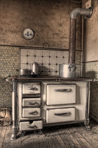 Very Old Wood Stove - gramma's fresh-baked bread.... Alter Herd, Antique Kitchen Stoves, Antique Wood Stove, Wood Burning Cook Stove, Primitive Bedroom, Wood Stove Cooking, Old Stove, Vintage Stoves, Antique Stove