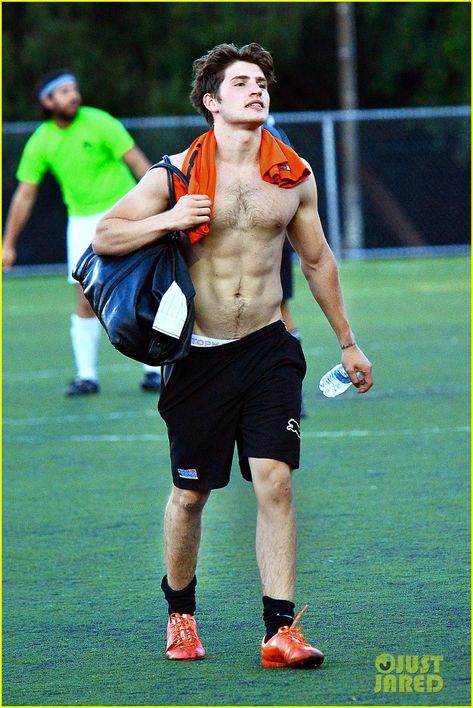 Gregg Sulkin, Ripped Abs, Boy Celebrities, Soccer Guys, Soccer Boys, Bella Thorne, Shirtless Men, Sport Man, Muscle Men