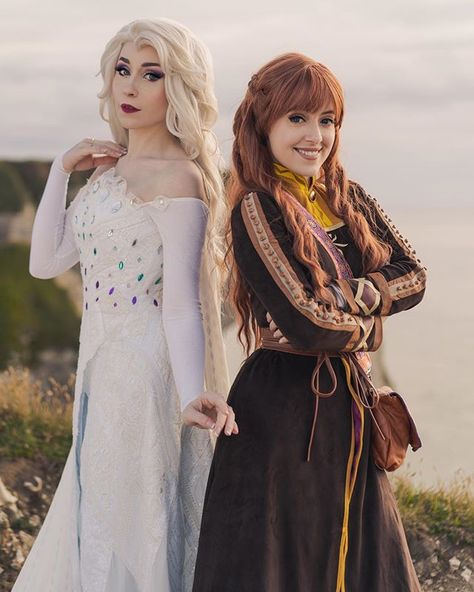 Lily on the Moon 🌙 on Instagram: “💕 Because I have a sister, I will always have a friend 💕 It’s so fun to see every time we post duo pictures, we got comments asking if…” Elsa Frozen 2 Dress, Moon Lily, Duo Pictures, Frozen Cosplay, Frozen Outfits, Disney Princess Cosplay, Real Life Princesses, Desenhos Gravity Falls, Womens Cosplay