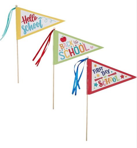 Cute pennants for those first day back to school. Whether it’s preschool, kindergarten or any other grade! Cute for first day pics or to add into a teachers basket! #firstdayofschool #teachergiftideas #affiliatelink Welcome For Students First Day, First Day Of School Decoration Ideas, Welcome First Day Of School, Welcome Back To School Cards, Welcome Back To School Activities, Student Welcome Gifts, First Day Of School Pennant, Welcome Students Back To School, Diy Photo Props