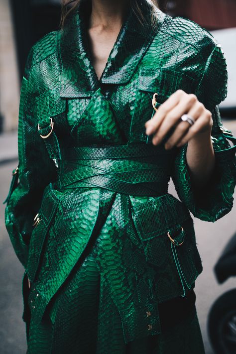 Monochromatic Fashion, Leder Outfits, Looks Street Style, Fashion Tips For Women, Mode Inspiration, Best Fashion, Green Leather, Green Fashion, Look Fashion