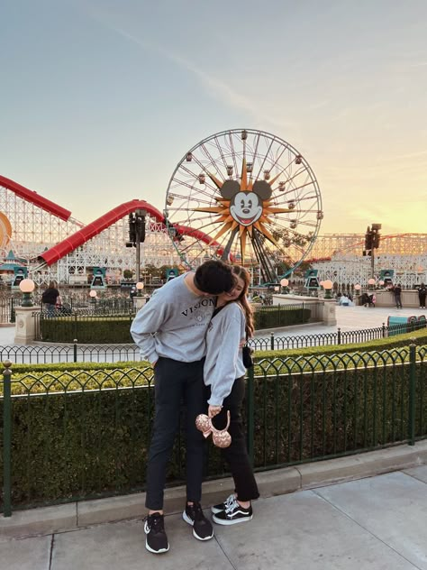 Disney Park Couple Outfits, Disney Couple Outfits Winter, Disneyland Outfits For Couples, Disney Couples Outfits Ideas, Couple Outfits For Disneyland, Hollywood Studios Couple Pictures, Disneyland California Adventure Outfits, Couple Outfits Disney, Disneyland Photoshoot Couple